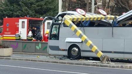 Care este starea celor 24 de turiști greci, printre care și 2 copii, răniți în accidentul de la intrarea în Pasajul Unirii. Unul dintre pasagerii din autocarul peste care s-a prăbușit limitatorul de înălțime a murit la spital