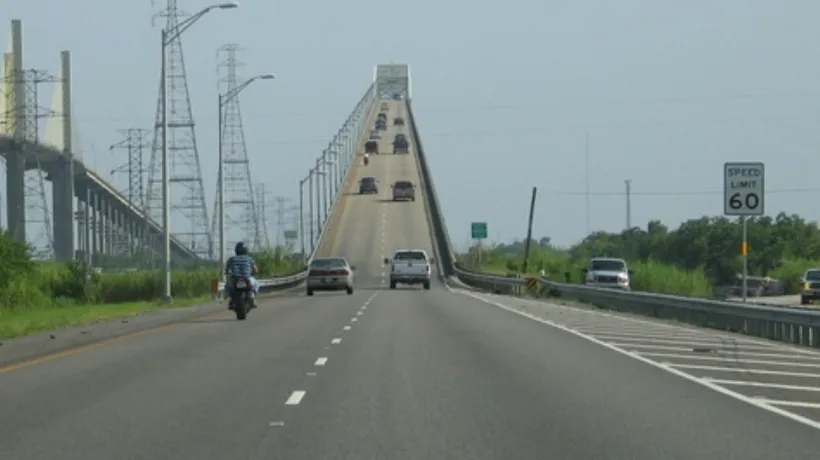 Cum arată unul dintre cele mai „înfricoșătoare poduri din lume. Iată cum continuă șoseaua-rollercoaster
