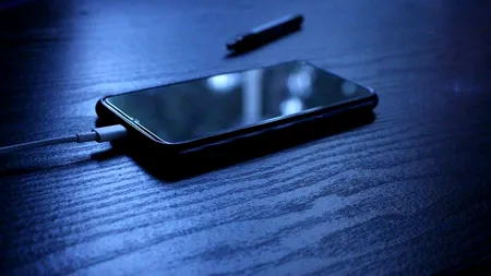 Puțini români știu! Ce pățești, de fapt, dacă îți lași smartphone-ul peste noapte, la încărcat