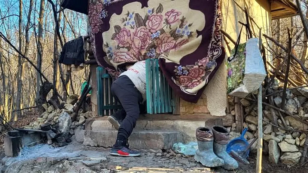 Omul din troiță. Un bărbat din Dâmbovița locuiește într-o troiță, în pădure, pe timp de iarnă