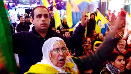 SUTE de protestatari kurzi au intrat cu forța în Parlamentul European. Europarlamentar PSD: 