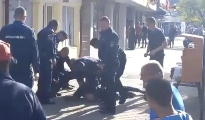 VIDEO: Momentul în care un bărbat agresiv cu un satâr în mână este doborât de jandarmii vrânceni / Sursa foto: Ediție de Vrancea