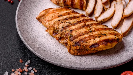 Un piept de pui a ajuns să coste cât o delicatesă de lux la o autoservire din Mamaia. Experiența dezamăgitoare a unui turist