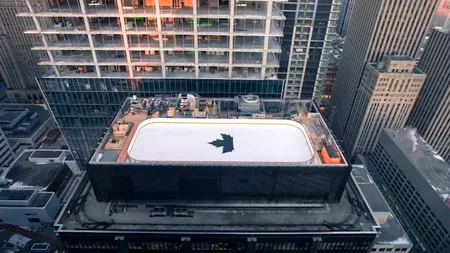 Patinoar la înălțime, montat pe acoperișul unei clădiri cu 32 de etaje