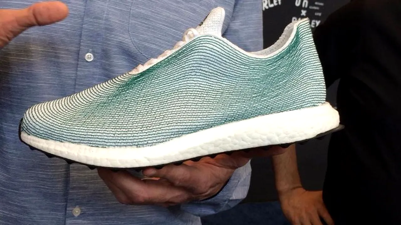 Roboții care produc încălțăminte cu gunoaie extrase din mare