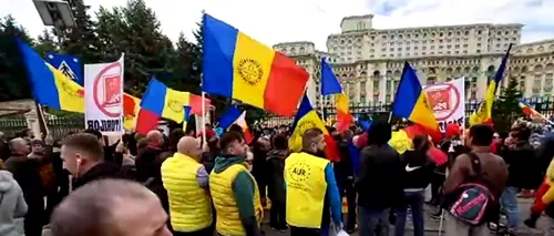 VIDEO. Protest violent AUR în fața Palatului Parlamentului: „Nu vă atingeți de copiii României” / Jandarmeria anunță că manifestațiile sunt ILEGALE