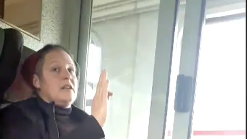 Nesimțirea nu are vârstă. O femeie care arunca cojile de semințe pe jos în tren a fost trasă la răspundere de o tânără: Tu ești mică, să-ți fie rușine - VIDEO