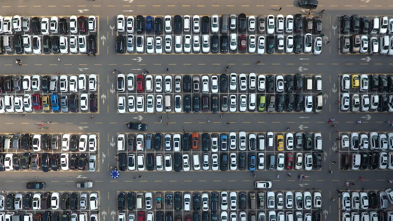 O femeie a condus DOUĂ SĂPTĂMÂNI mașina altcuiva. Era TOT NEAGRĂ