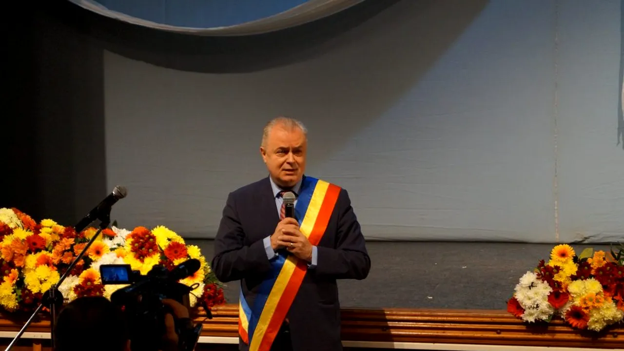 PRIMARUL din Botoșani se roagă, în genunchi, să scape de coronavirus. FOTO în articol