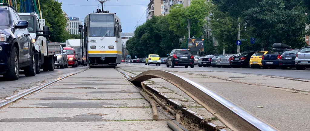 Imagine șocantă în București, cu o șină de tramvai care a ieșit din asfalt după ce s-a dilatat de la căldură