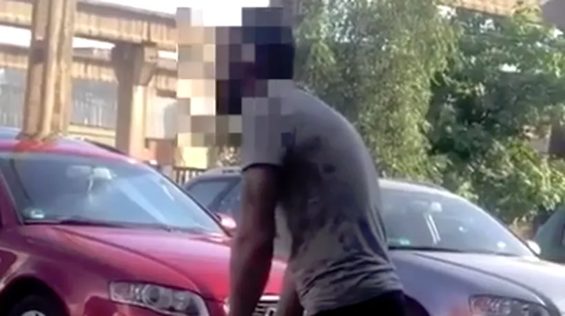 Drogul Zombie mai face o victimă în Baia Mare: Un tânăr, care abia se mai ține pe picioare, a fost filmat pe o stradă din oraș - VIDEO