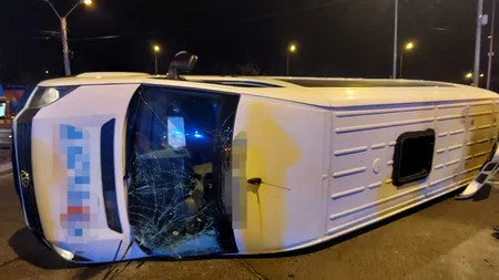 FOTO-VIDEO: Grav accident de circulație în Pitești. Patru persoane au fost RĂNITE, după ce un microbuz de transport călători s-a ciocnit de o mașină