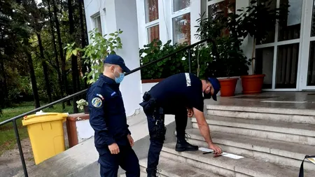 O fată din Pitești a intrat plină de arme într-o școală! Este uluitor ce avea la ea!