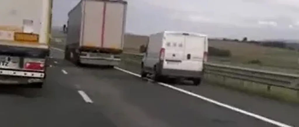 VIDEO | Un șofer inconștient conduce cu viteză pe banda de urgență, în timp ce depășește două tiruri