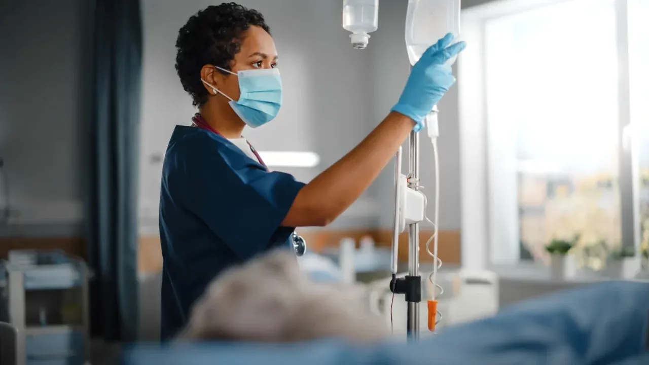 Cât câștigă o asistentă medicală în România. Salariul variază în funcție de studii și experiență