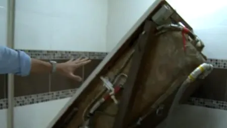 Descoperirea făcută de poliție sub cada din această baie a făcut ocolul lumii