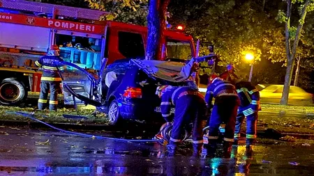 VIDEO| „Nu se poate descrie în cuvinte ce am văzut”. Adolescenți scoși din fiare, după ce un șofer de 19 ani a intrat cu mașina într-un copac, în București