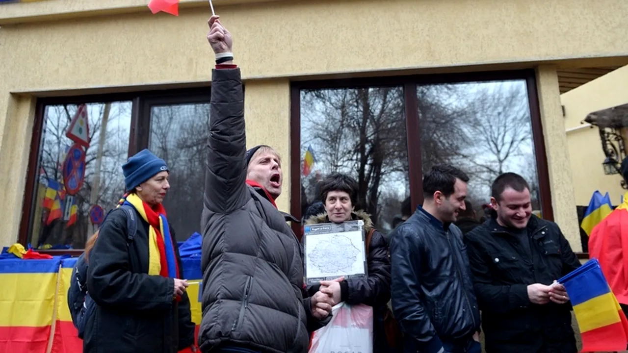 Protest în fața ambasadei Ungariei. Cine au fost protestatarii și ce susțin cei veniți să arboreze tricolorul. VIDEO