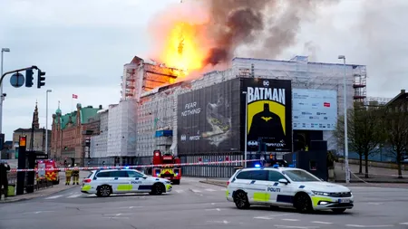 Bursa din COPENHAGA, supranumită „Notre Dame a Nordului”, cuprinsă de flăcări!