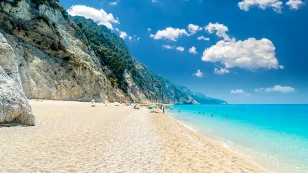 Turist român însoțit de bidonul cu vin pe o plajă din Thassos: I-am vazut paharele cu gheață de la bar