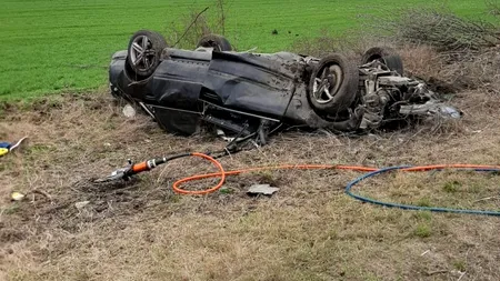 Un șofer de 60 de ani a murit pe un drum din Arad, după ce mașina pe care o conducea s-a răsturnat în afara părții carosabile