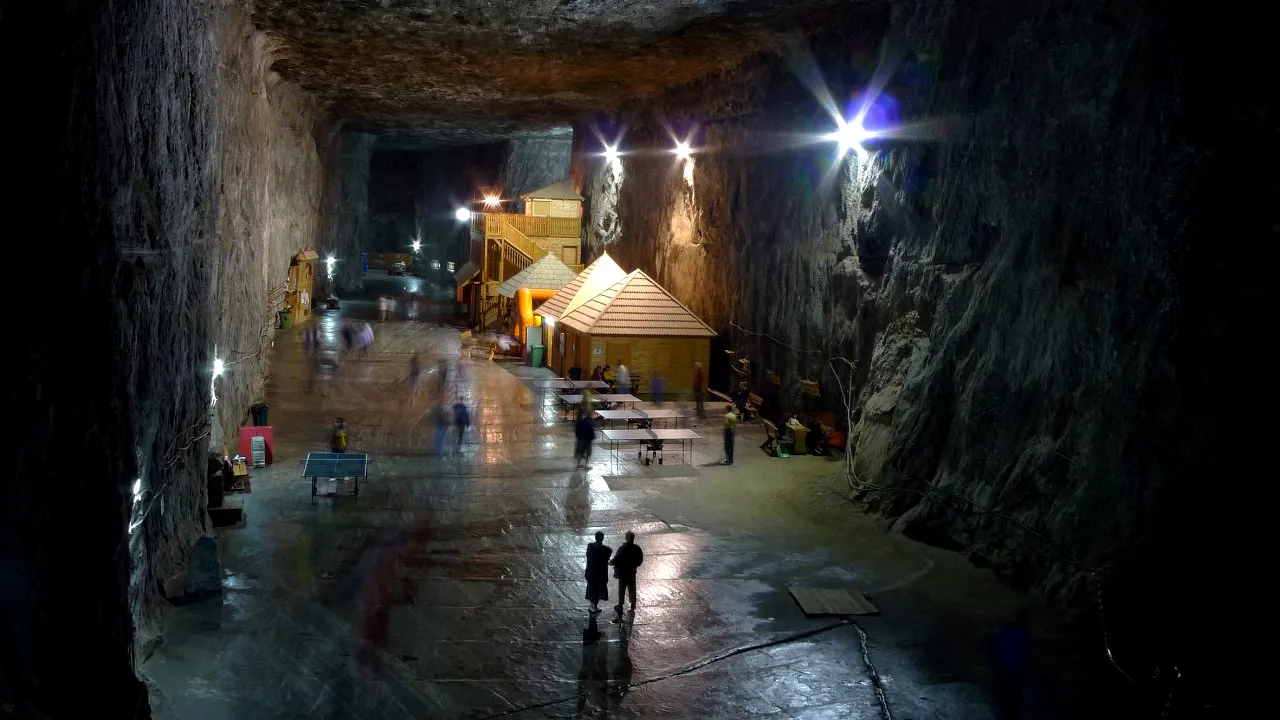 Aproape 1.000 de turiști au rămas blocați în Salina Praid, după ce tunelul de acces a fost inundat cu apă. Cum a decurs operațiunea de evacuare