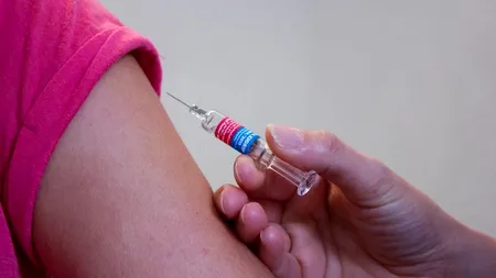 Medicii avertizează: NU subestimați rolul imunizării antigripale! Redeschiderea școlilor, un pericol pentru copii!