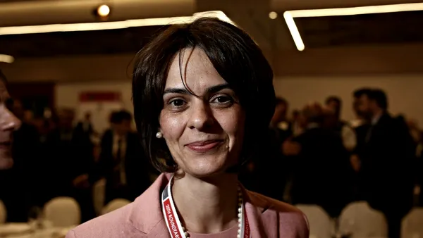 Cine este Delia Velculescu, posibila propunere de premier tehnocrat a lui Nicușor Dan. Vine de la FMI și are o imagine controversată pentru rolul jucat în criza Greciei. Presa elenă a botezat-o „Draculescu”