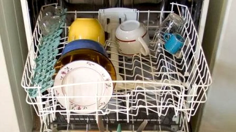 Pericolul din bucătărie: ce se întâmplă cu farfuriile și cănile lăsate prea mult în mașina de spălat vase