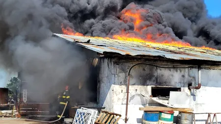 GALERIE FOTO-VIDEO. Incendiu violent la un depozit de plastice din Giurgiu. A fost emis RO-ALERT pentru populație