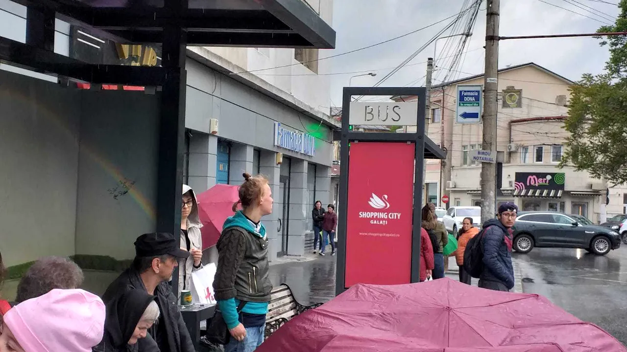 Grevă în transportul public din Galați. Șoferii și vatmanii cer salarii mai mari. Localnic: „Eu am abonament, am plătit pentru el și nu-l pot folosi. Să-mi răspundă cineva, să-mi ofere o soluție