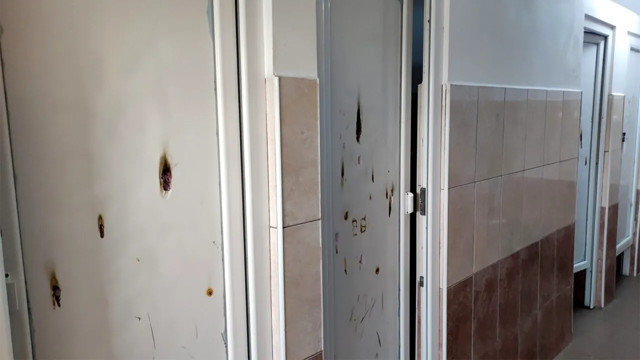 Imagini IREALE! Cum arată sălile de clasă ale Colegiului „Spiru Haret” din Ploiești. Condiții ca în Evul Mediu