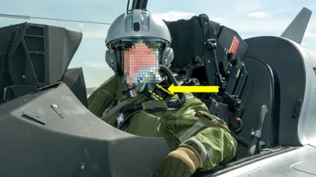 ÎNFRICOȘĂTOR. Un pasager s-a catapultat din greșeală din avion la câteva secunde după decolare