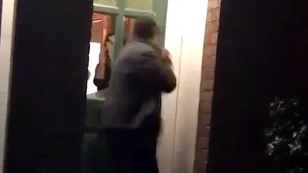 O adolescentă și-a filmat tatăl în timp ce o bătea cu sălbăticie pe mama ei. Imaginile l-au băgat după gratii - VIDEO