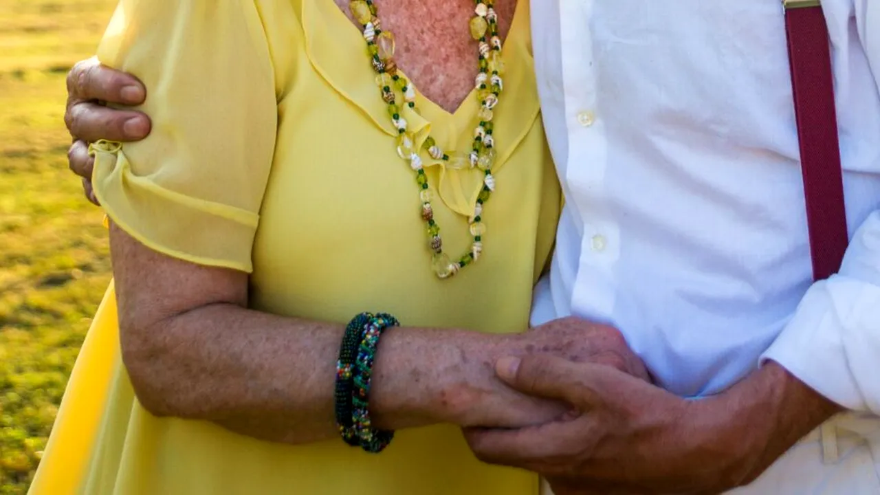 Un pensionar de 79 de ani a ajuns să trăiască cu pizza congelată de 1 liră pe zi, pentru a-și ajuta soția din Filipine: 