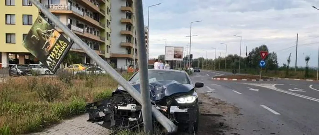 MISTER. BMW de 100.000 de euro, distrus și abandonat în Mamaia. Șoferul a fugit cu numerele de înmatriculare