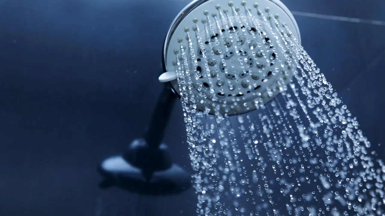 Nu 5 minute, nu 20 de minute: acesta este timpul pe care persoanele de peste 65 de ani ar trebui să-l petreacă sub duș 
