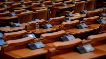 Parlamentarii, mai atenți la telefoane decât la moțiunea de cenzură. Ce se întâmplă ACUM în plen