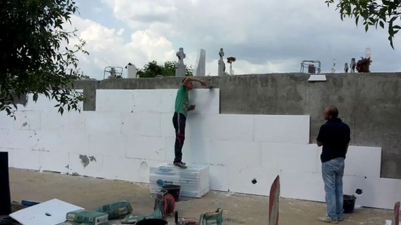 Gardul unui cimitir din Craiova, izolat cu plăci de polistiren. Oamenii fac haz de necaz: „E o metodă bună să nu răcească morții