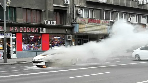 O mașină a luat FOC în centrul Bucureștiului. Traficul a fost DEVIAT