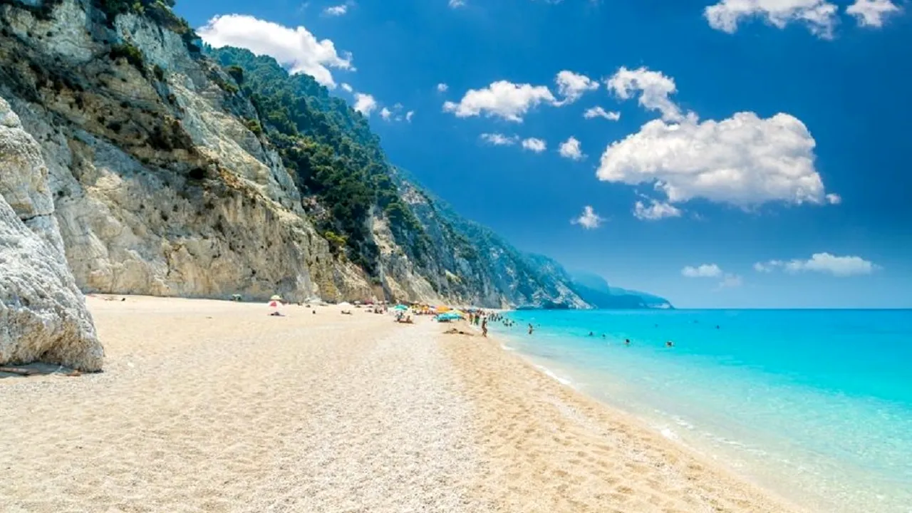 Turist român însoțit de bidonul cu vin pe o plajă din Thassos: I-am vazut paharele cu gheață de la bar