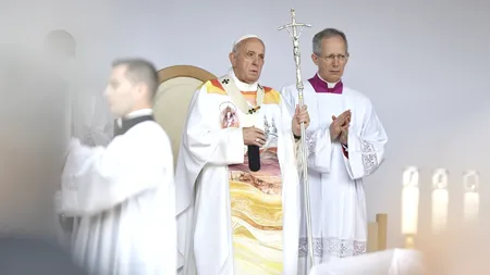 Conflict apărut după vizita Papei: UDMR cere explicații SPP după ce de pe veștmântul Suveranului Pontif ar fi fost îndepărtate cuvinte în maghiară