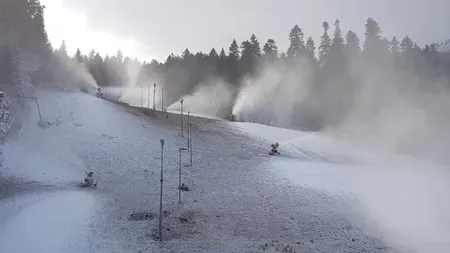 Vești bune pentru pasionații de sporturi de iarnă. Tunurile de zăpadă artificială, puse în funcțiune la Azuga. Pârtiile ar putea fi deschise sâmbătă