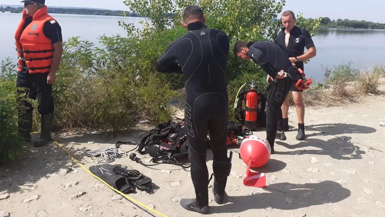 O barcă în care s-a aflau 9 oameni s-a răsturnat în Dunăre. Un tânăr de 21 de ani este dat dispărut