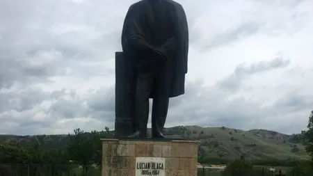 Statuia lui Lucian Blaga, vandalizată. Mesajele obscene scrise pe soclu. Galerie FOTO