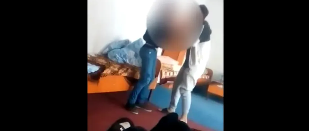 VIDEO | Bătaie într-un centru pentru copii instituționalizați. Un băiat este lovit și agresat verbal de un coleg