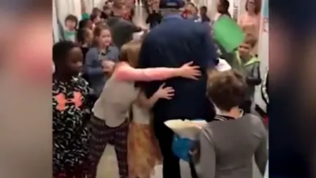 Surpriza emoționantă de care a avut parte un om de serviciu, la aniversarea de 80 de ani: „Sunteți raza mea de soare