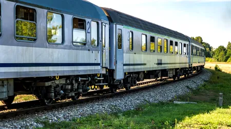 O mașină a fost lovită de tren pe o stradă din Slănic Prahova. Ca prin minune, nici o victimă