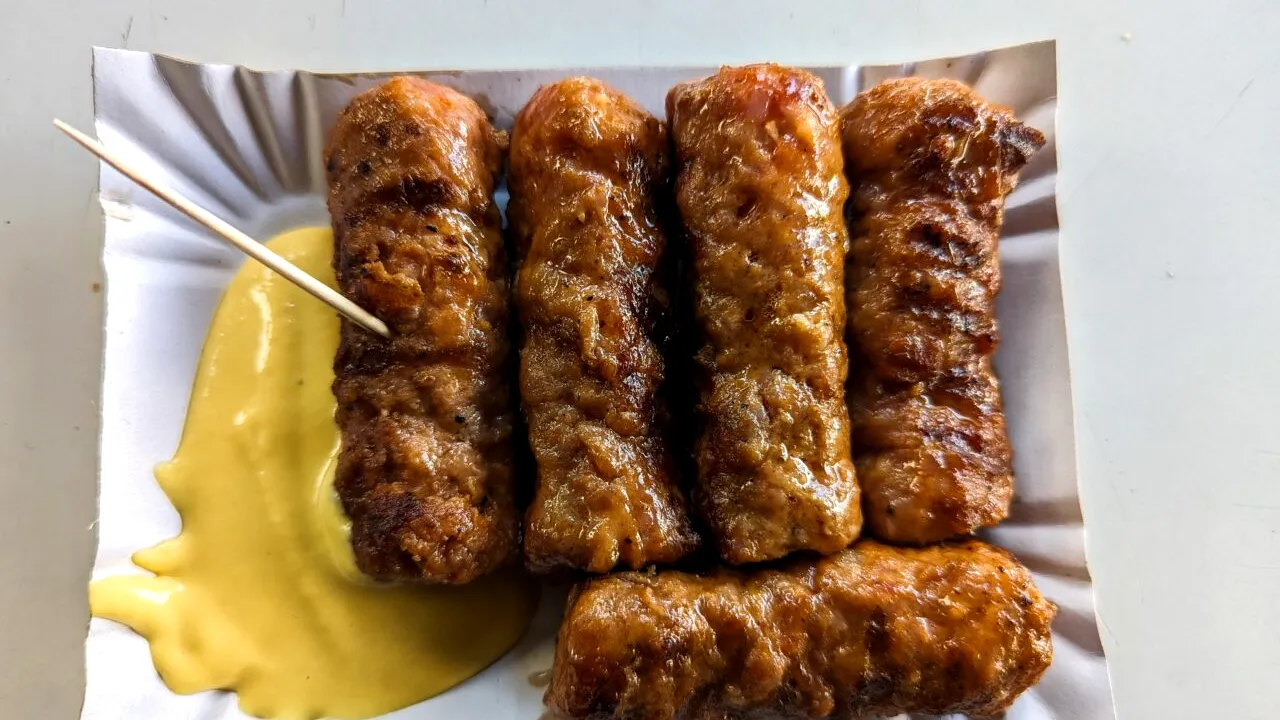 Cât costă o porție de MICI cu muștar, de 1 Mai. Prețuri piperate în restaurante