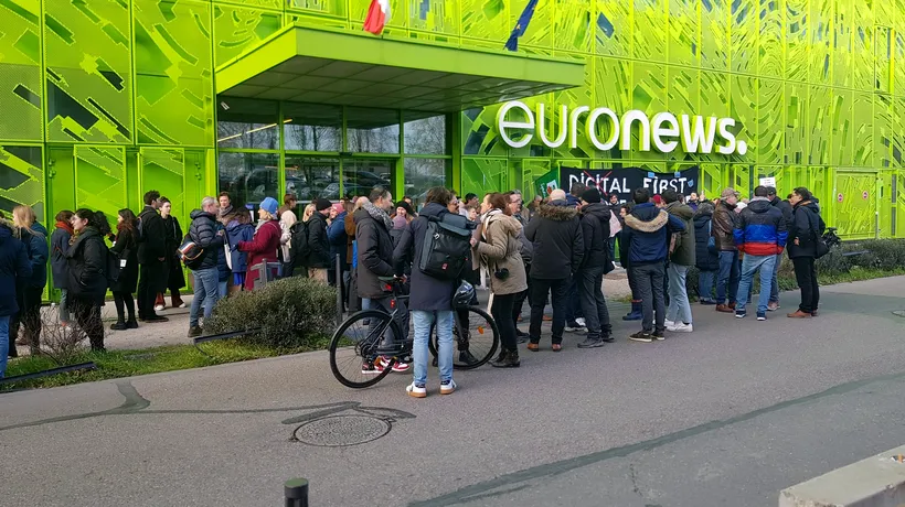 Grevă la EURONEWS! Aproximativ 100 de salariați protestează în fața sediului european al postului de televiziune: „Avem doar tăieri bugetare şi nu vedem dezvoltare”